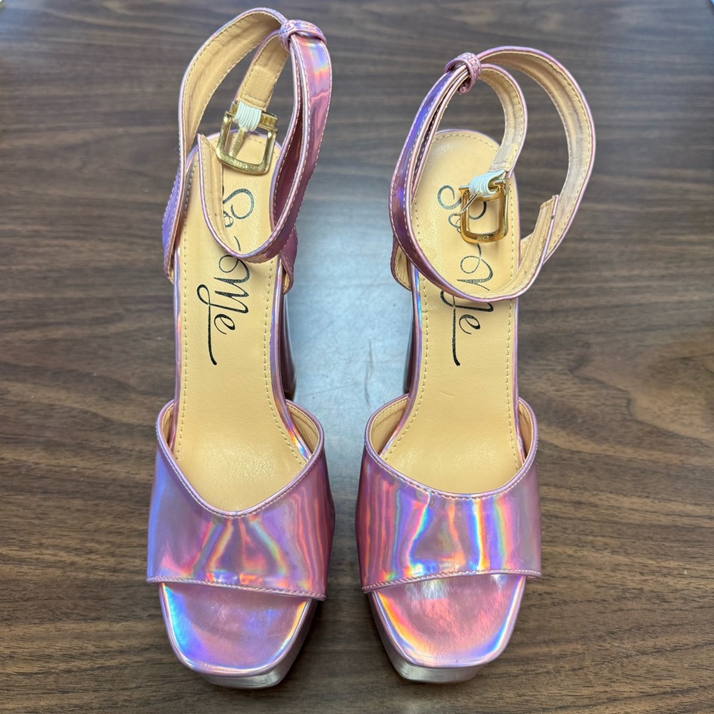 NWT So Me Holographic Platform Sandal Heels in Pink - Size 7